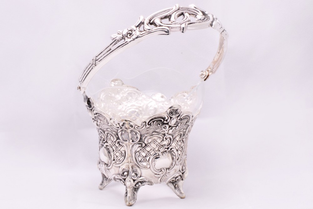 Bomboniera argint masiv brodata stil victorian cu sticla la interior si maner