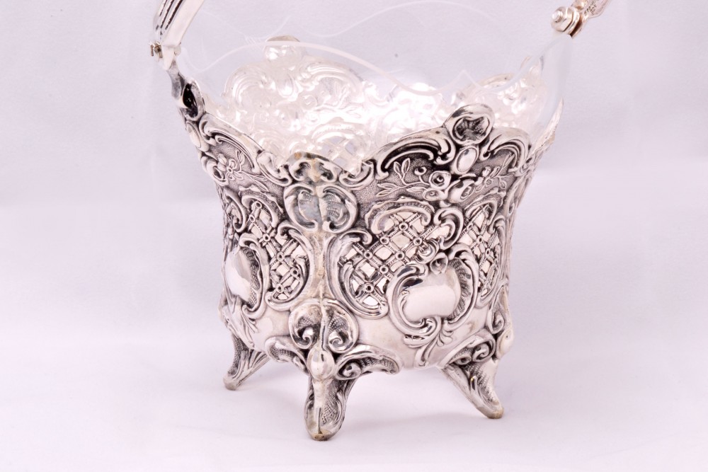 Bomboniera argint masiv brodata stil victorian cu sticla la interior si maner