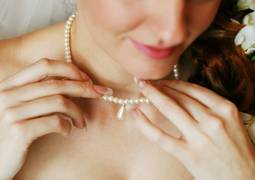 bride-wears-necklace-around-her-neck