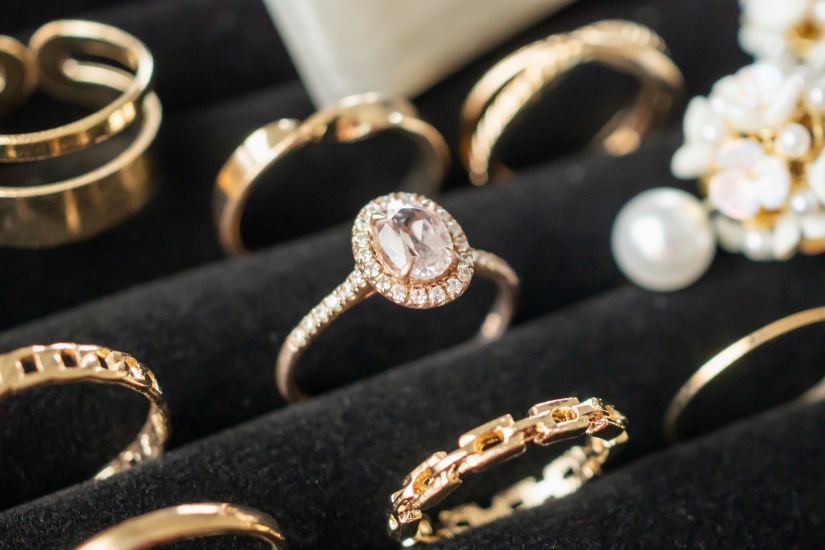 gold-jewelry-diamond-rings-show-luxury-retail-store-display-showcase