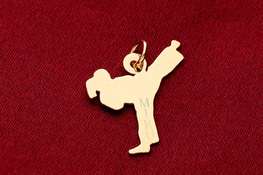 Medalioane aur 14K model karate personalizat prin gravura